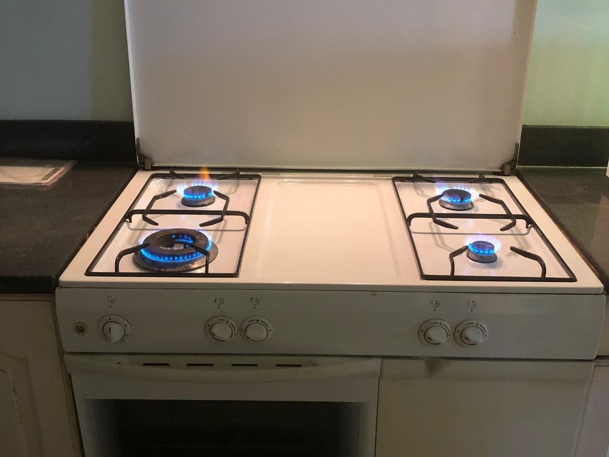 Pekerjaan service kompor Ariston