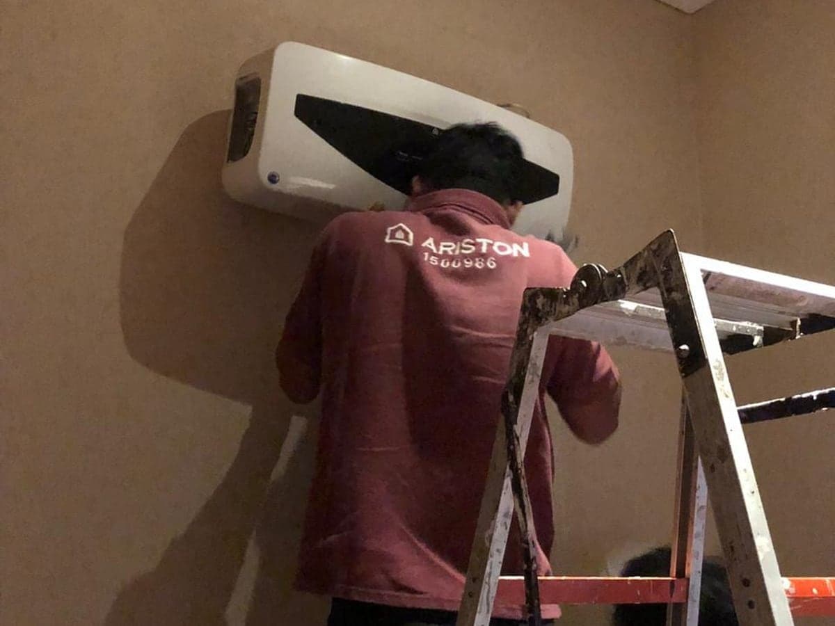 Teknisi Sarana Mandiri Jaya saat kunjungan service Ariston